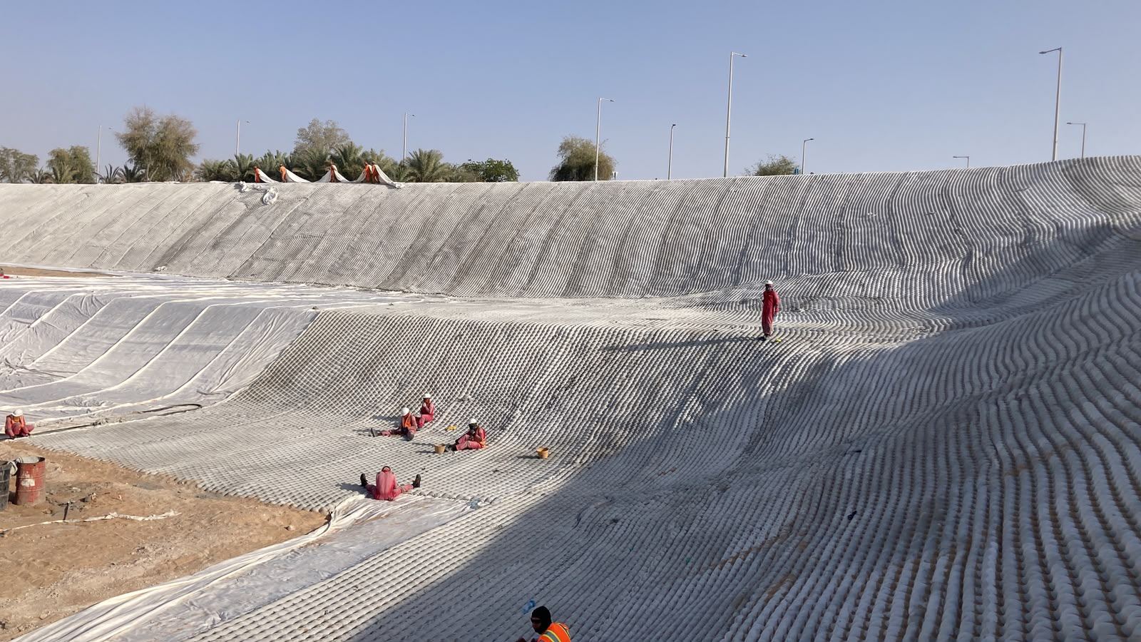 Cuadrilla revistiendo con colch&oacute;n de concreto el canal en Al Khatim, Abu Dhabi