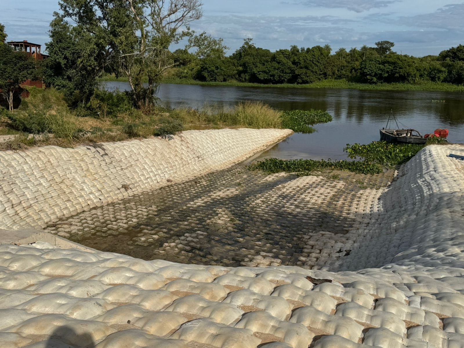 Canal revestido con colchón de concreto hasta el río