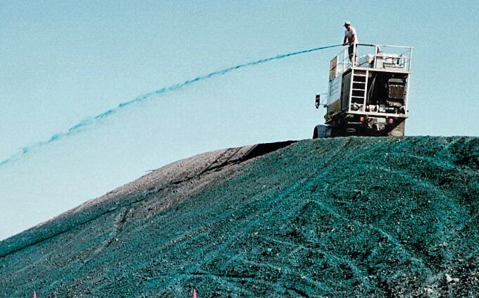 Hidrosembradora aplicando mulch sobre un talud