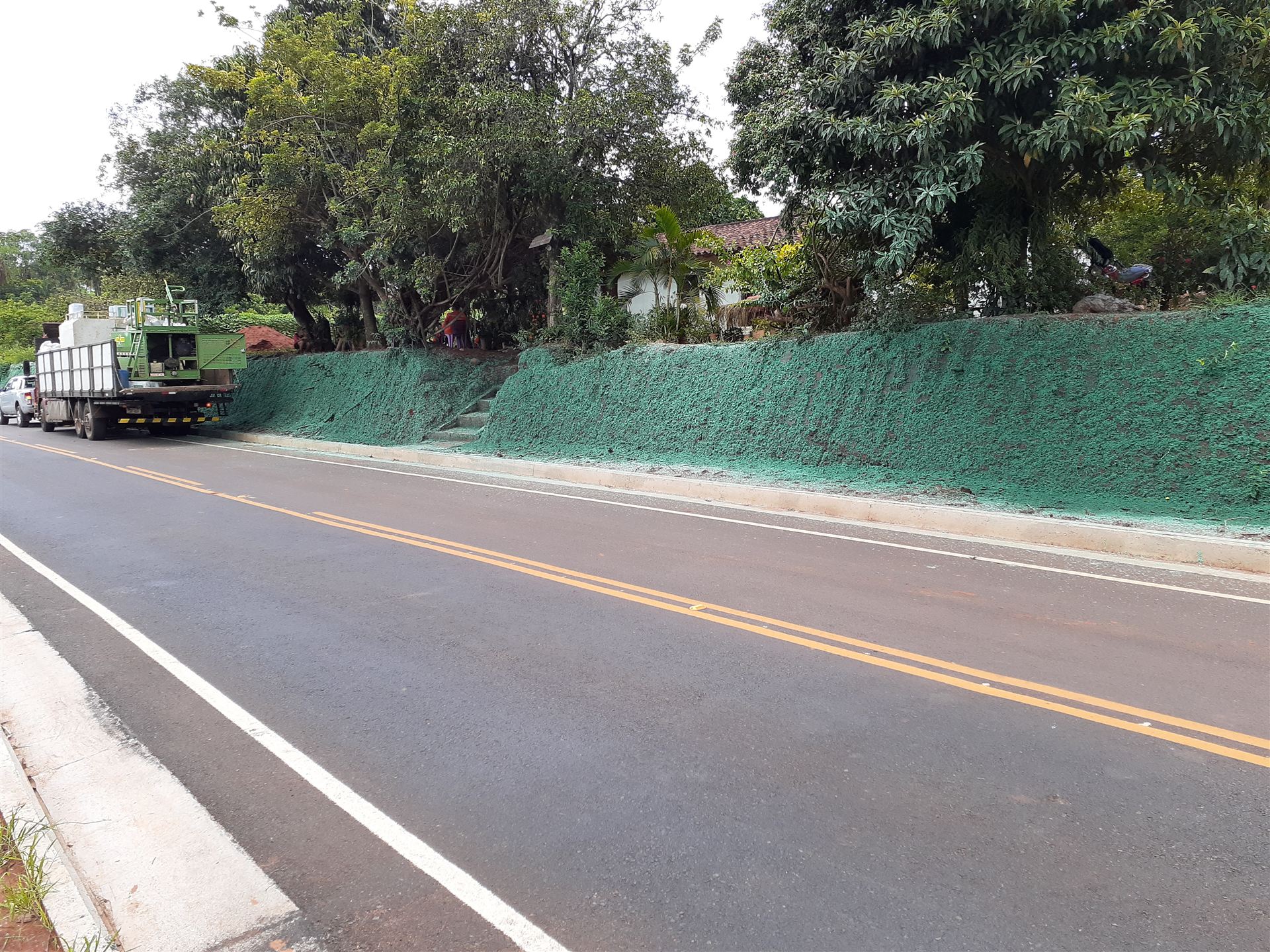 Hidrosiembra sobre talud vial en la conexión Itá – Pirayú