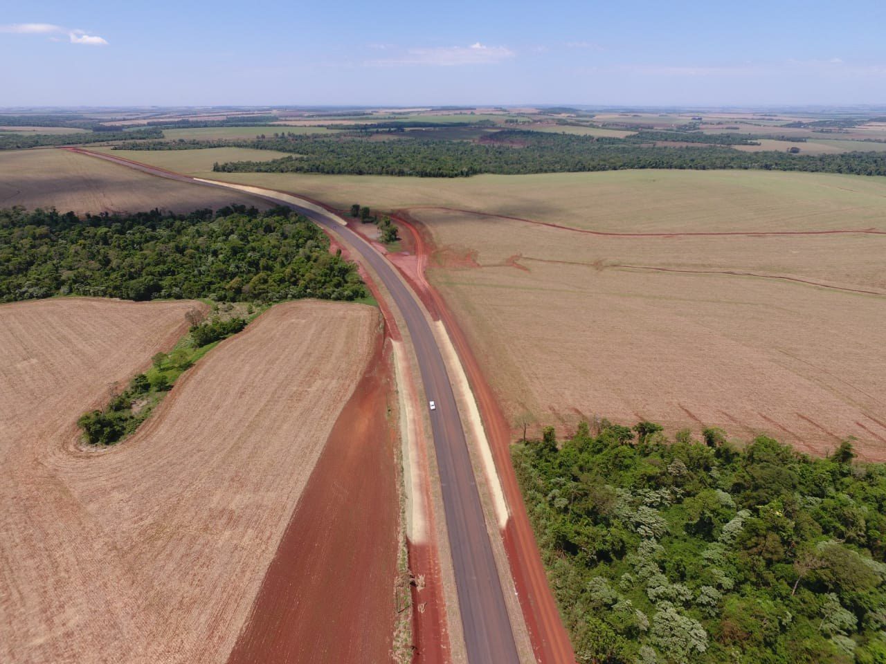 Vista aérea del terraplén hidrosembrado cruzando los campos en Cruce Kimex
