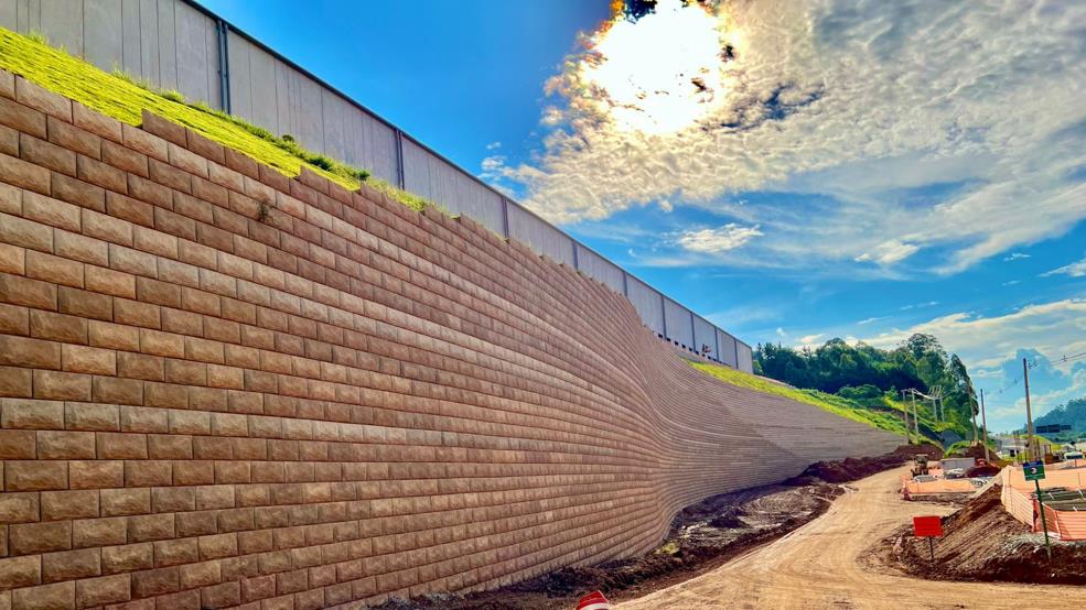 Muro de suelo reforzado Lock+Load en corredor vial