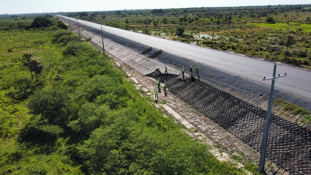 El terraplén tratado con el camino al pie, hasta el horizonte