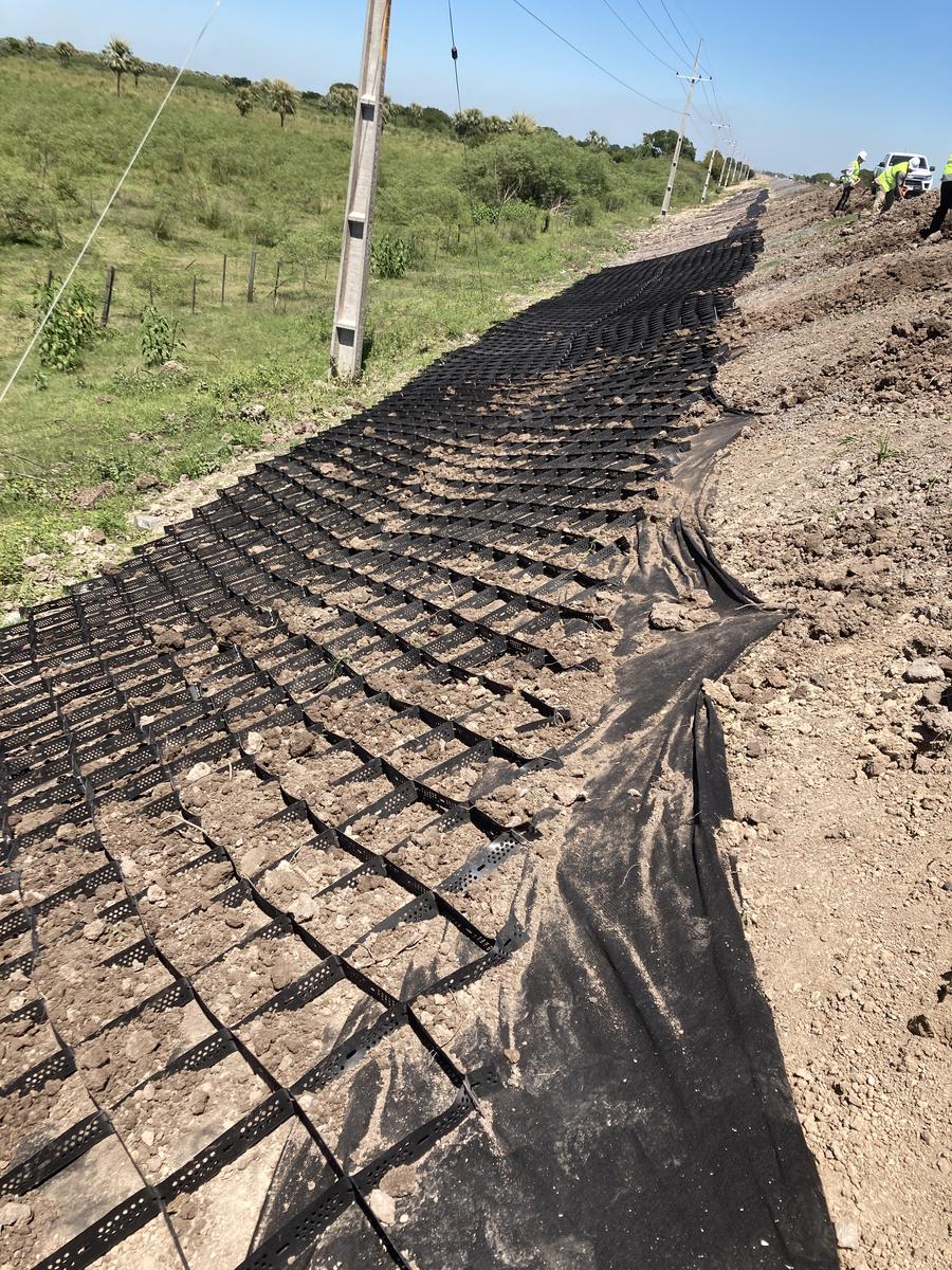 Geocelda extendida sobre el geotextil en el talud