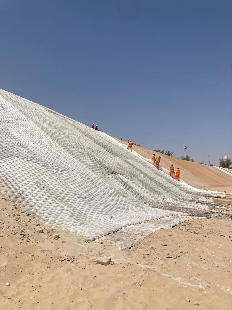El colchón bajando por el talud hasta el fondo del canal