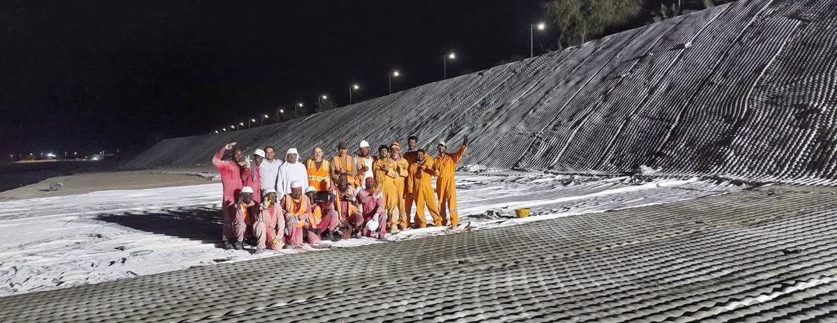 La cuadrilla completa sobre el canal terminado