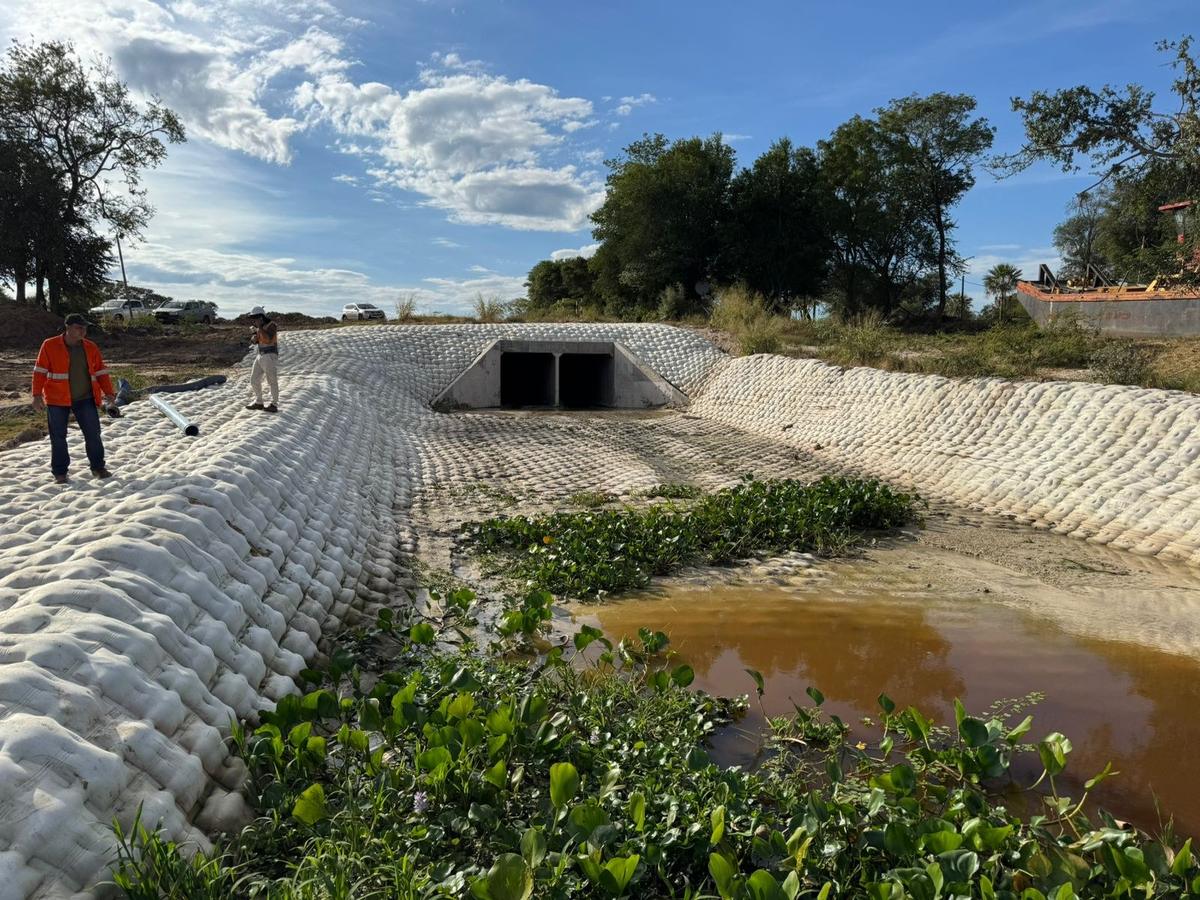 La alcantarilla doble con el colchón de concreto en la salida