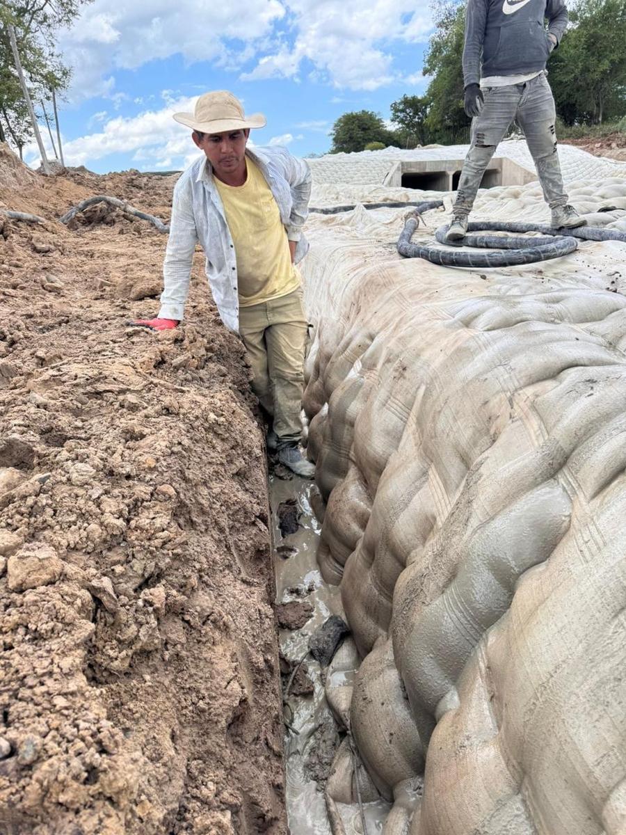 Operario sobre el colchón junto a la salida de alcantarilla