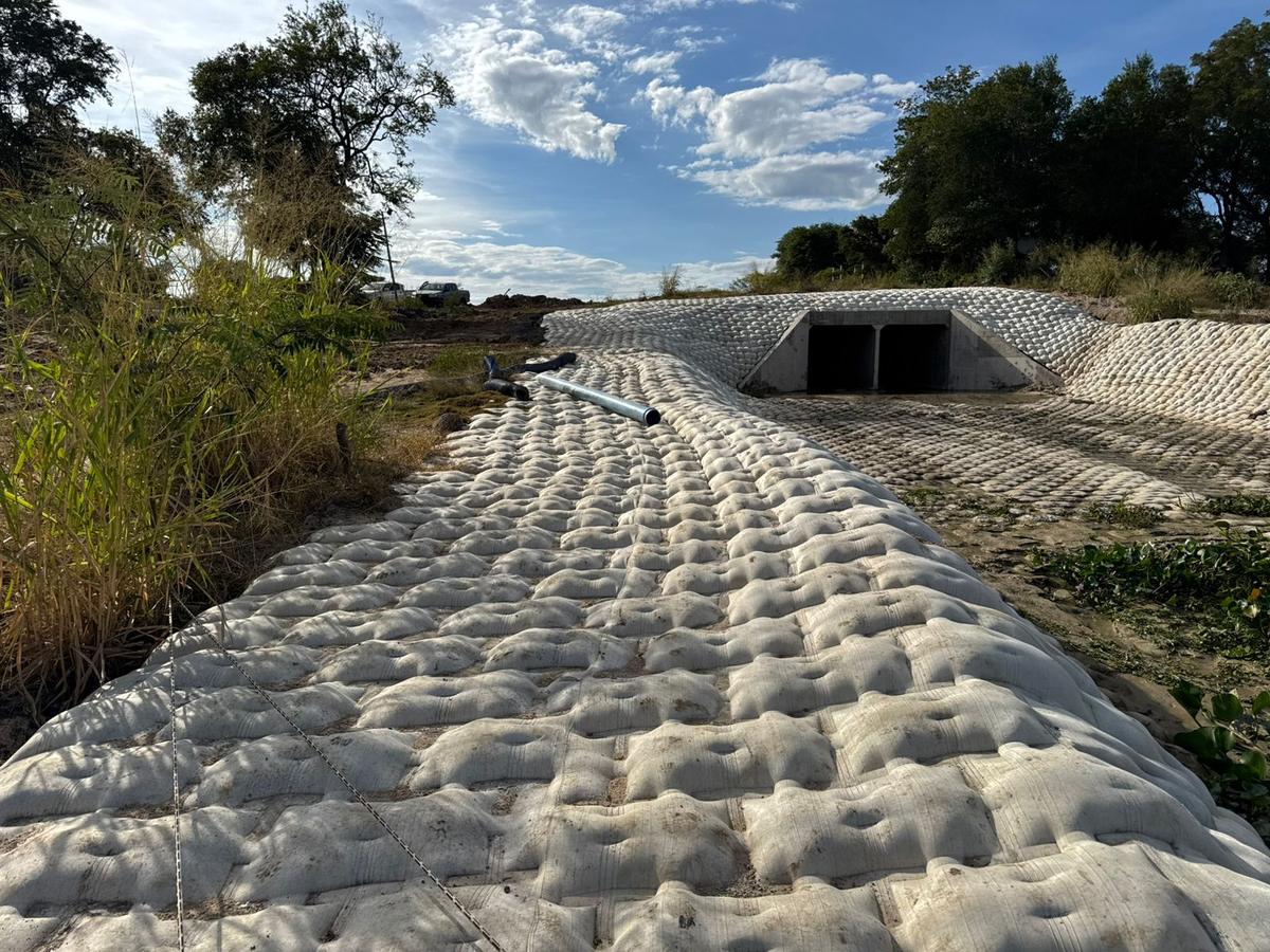 El colchón en perspectiva hacia la alcantarilla