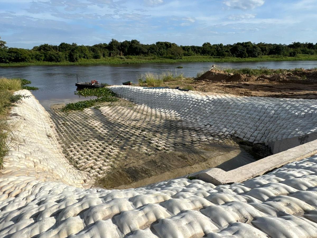 El colchón bajando hasta el nivel del agua