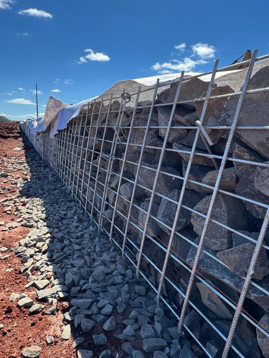 El muro de gaviones con la cara de piedra terminada