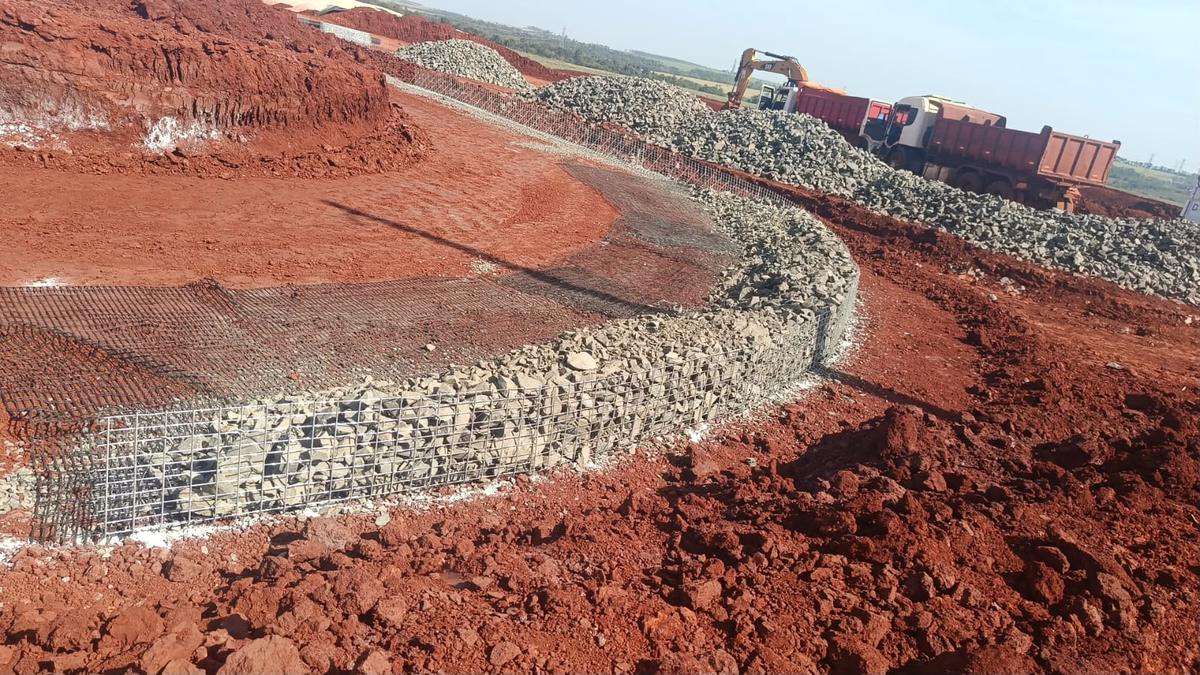 El muro en curva con la cara de piedra, sobre el terraplén