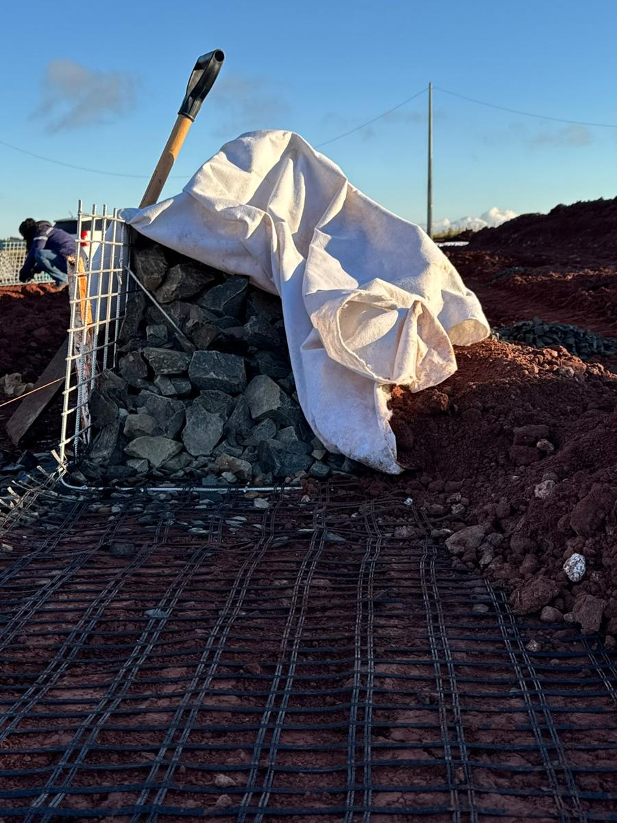 Canasto de gaviones con el geotextil, listo para rellenar