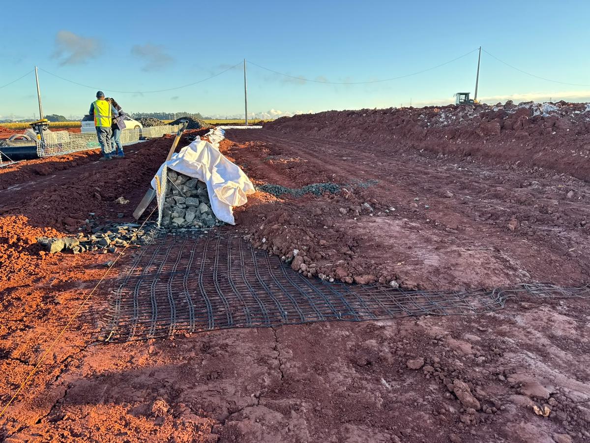 La geomalla sobre la curva del terraplén