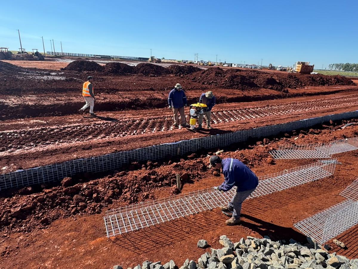 La línea de gaviones con la geomalla en el arranque del muro