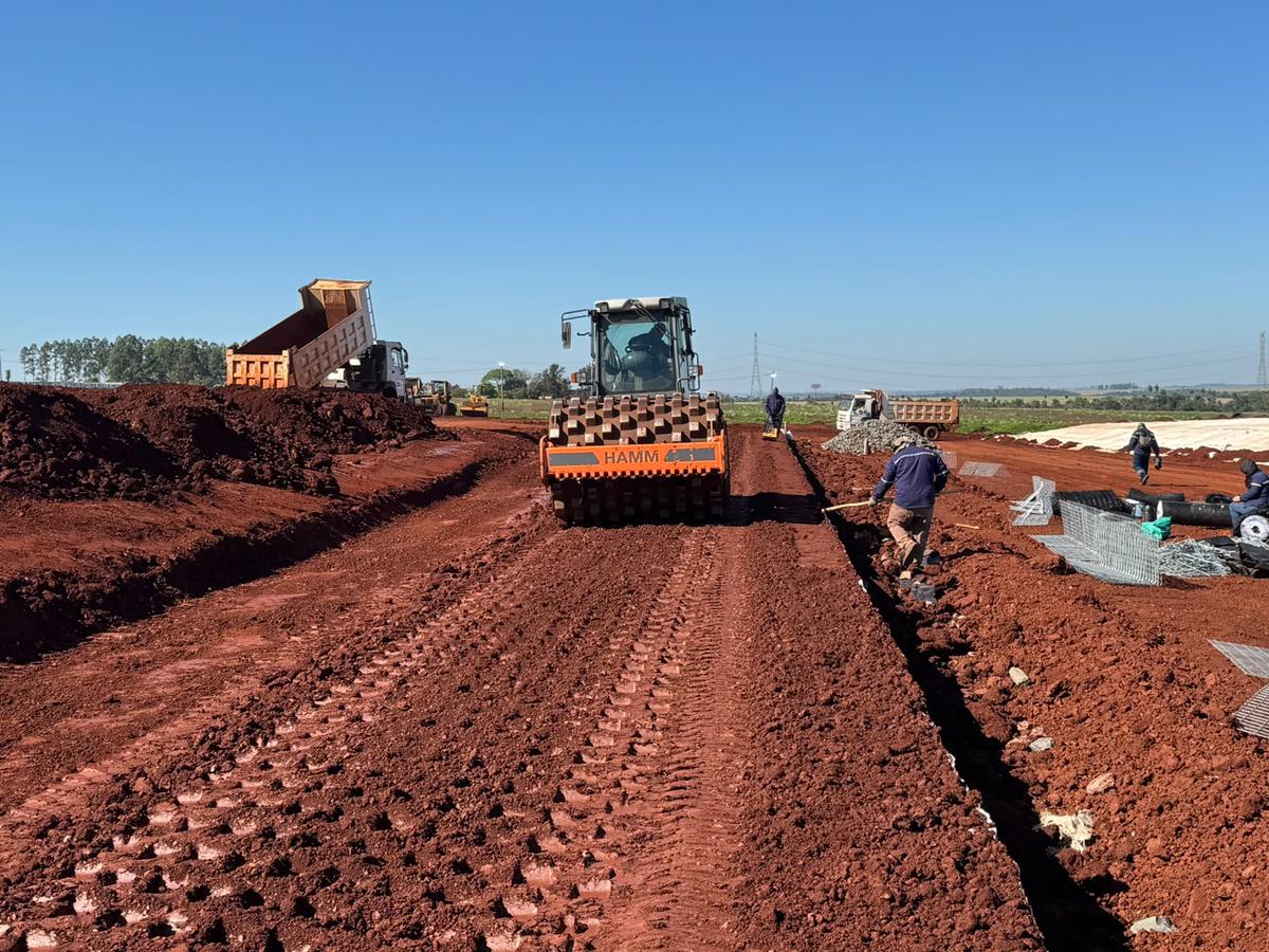 Capa de refuerzo extendida a lo ancho del terraplén