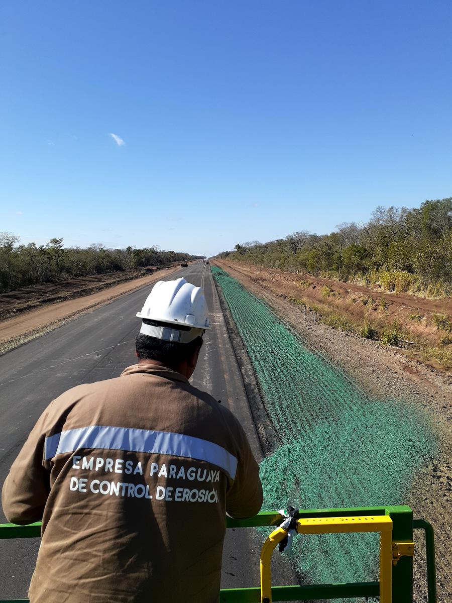 Operario con el uniforme de la empresa sobre el talud tratado
