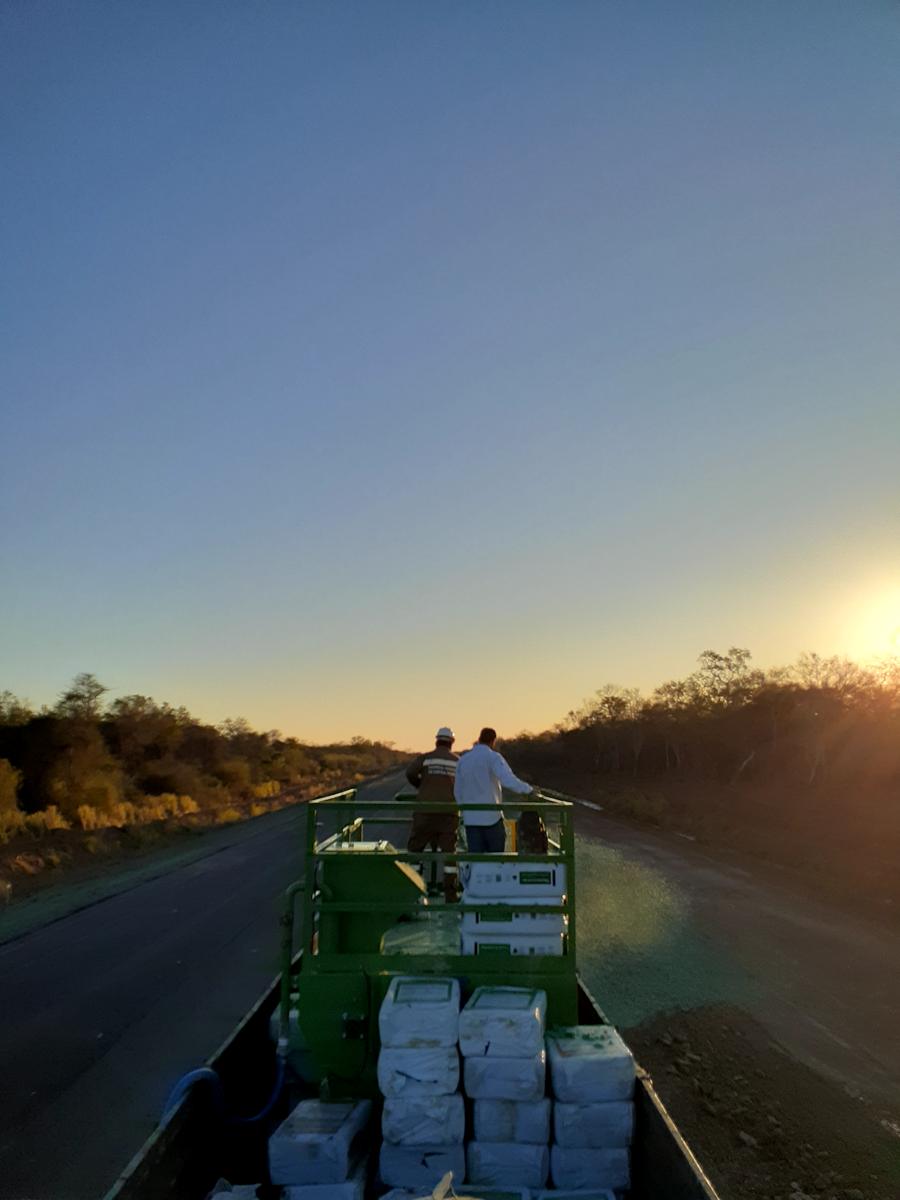 Atardecer desde la máquina, con la ruta por delante