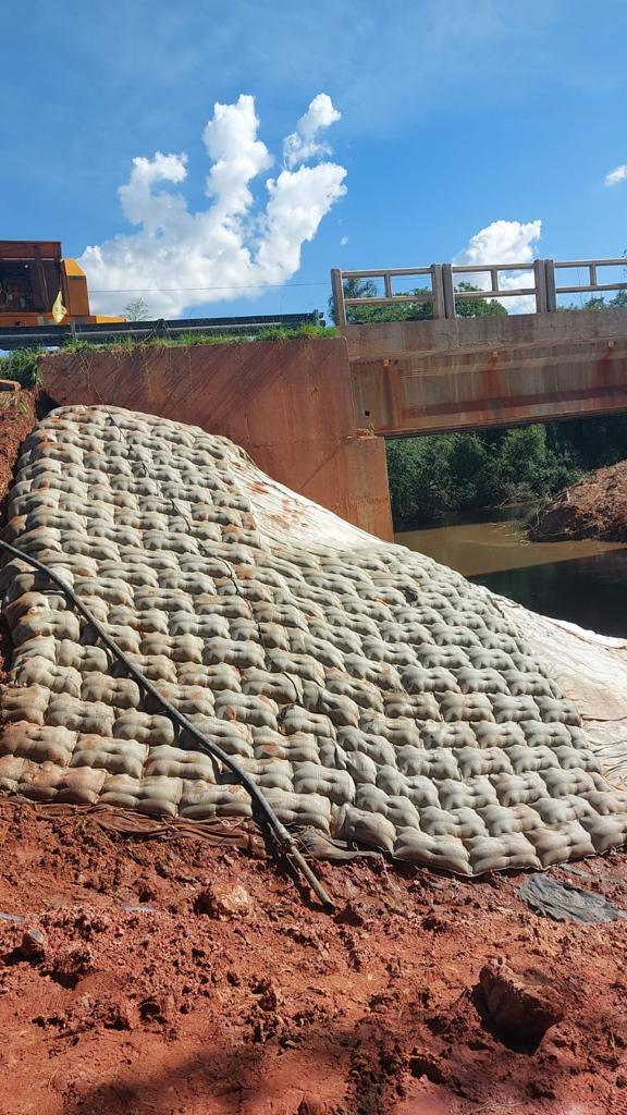 El colchón revistiendo el talud junto al estribo