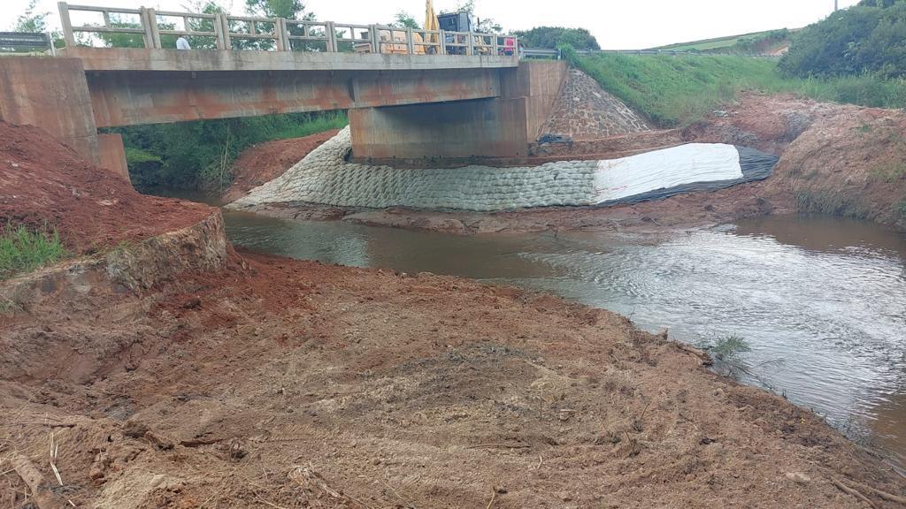 El puente con el delantal de colchón en la salida