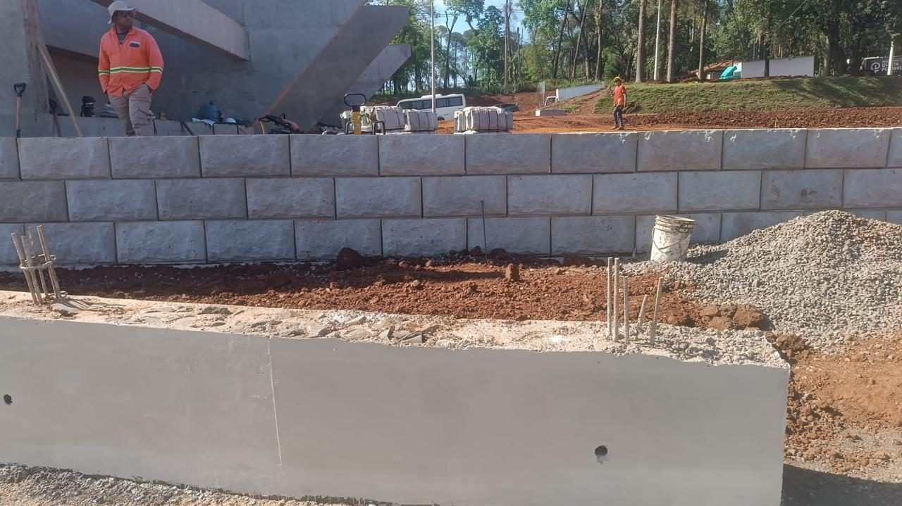 El muro junto al viaducto