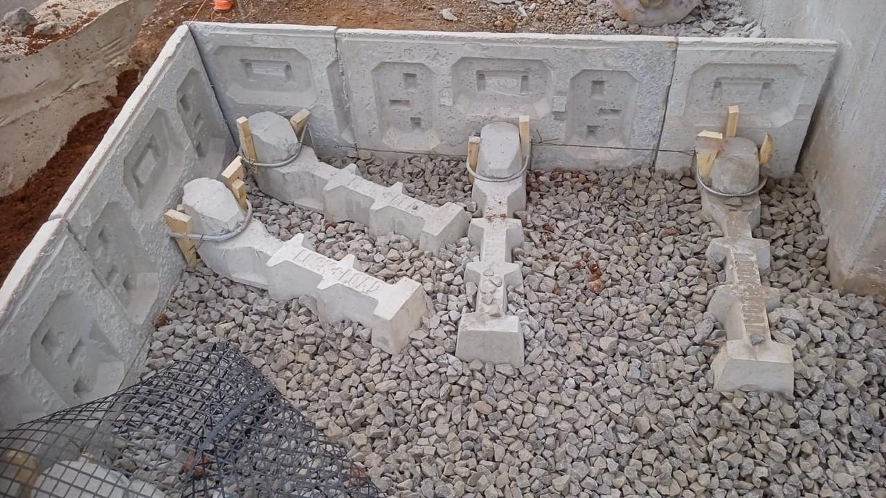 Esquina del muro: bloques y contrafuertes antes del relleno