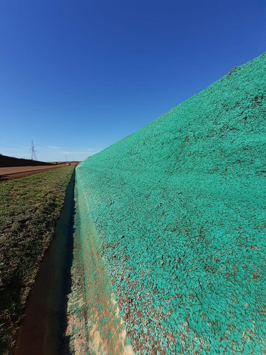 El hidromanto turquesa recién aplicado sobre el talud