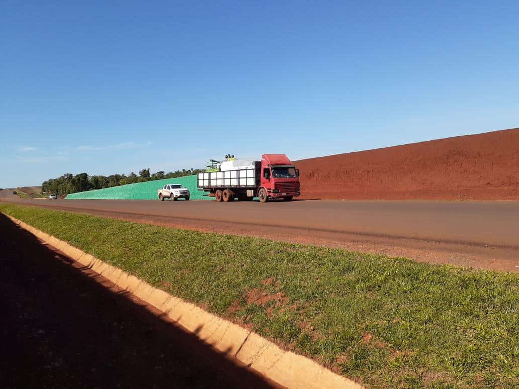 El equipo aplicando sobre el talud, junto a la ruta