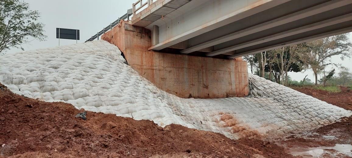 El cono de colchón sobre el estribo, bajo el tablero del puente