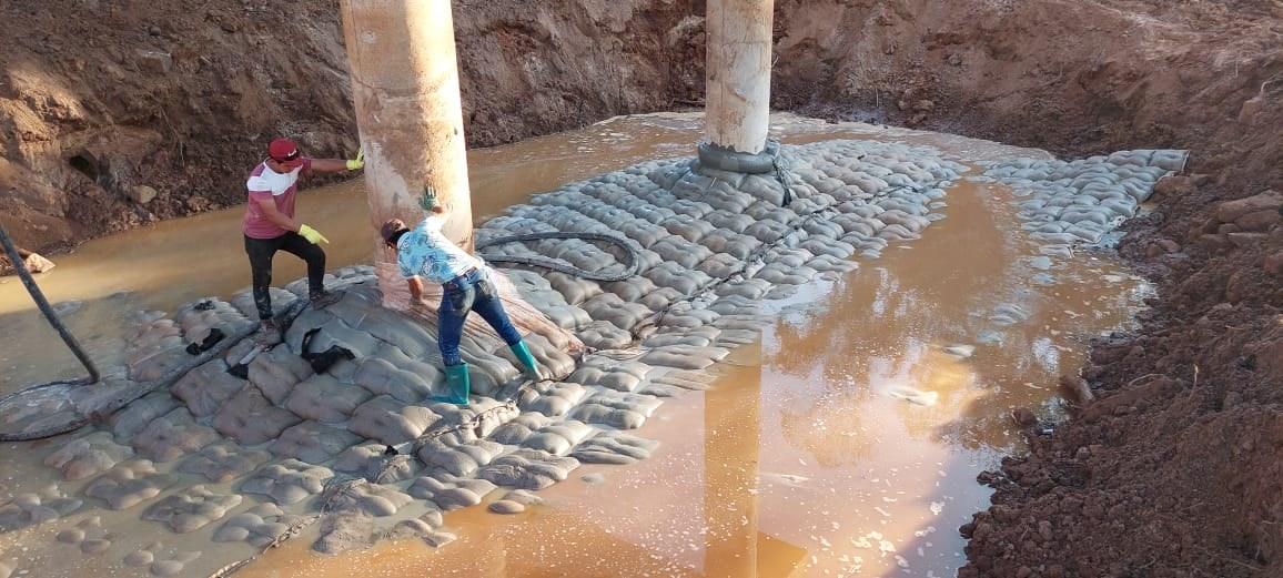 Operarios bombeando el colchón con el agua del arroyo