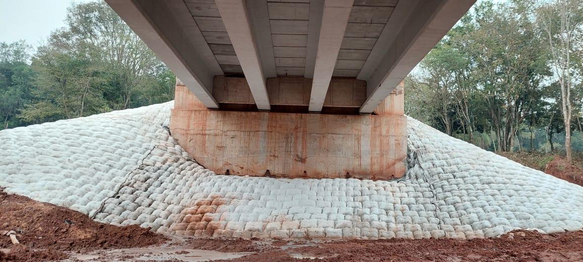 El cono de colchón envolviendo la pila del puente