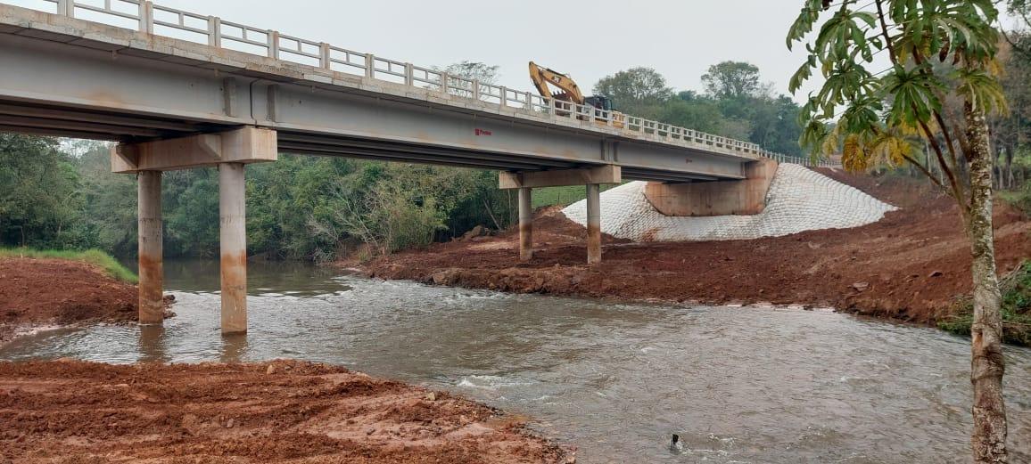 El puente sobre el arroyo con las protecciones terminadas