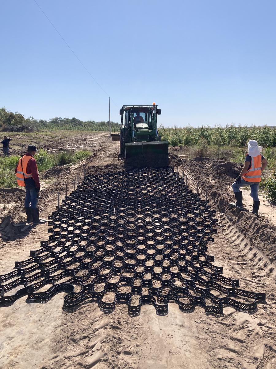 La geocelda extendida a lo largo del camino, con la cuadrilla