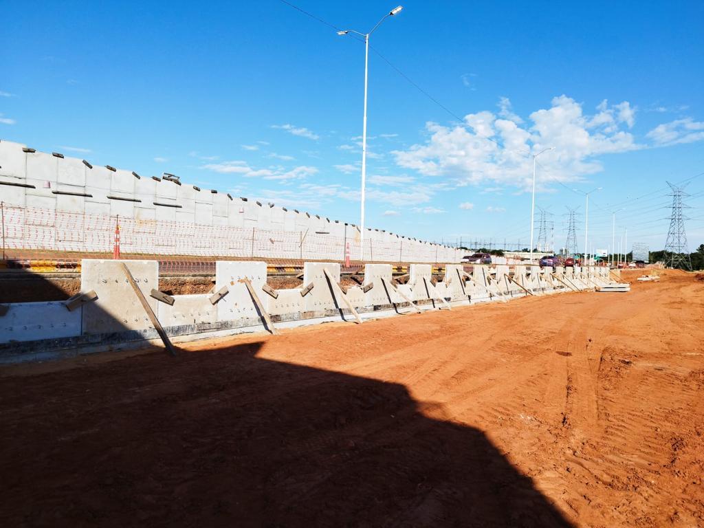 El muro de paneles prefabricados terminado, contra el cielo