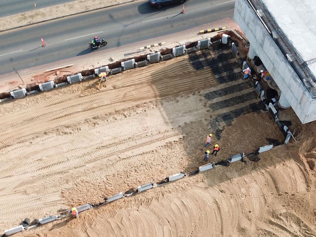 Aérea del muro en construcción, con las capas de refuerzo