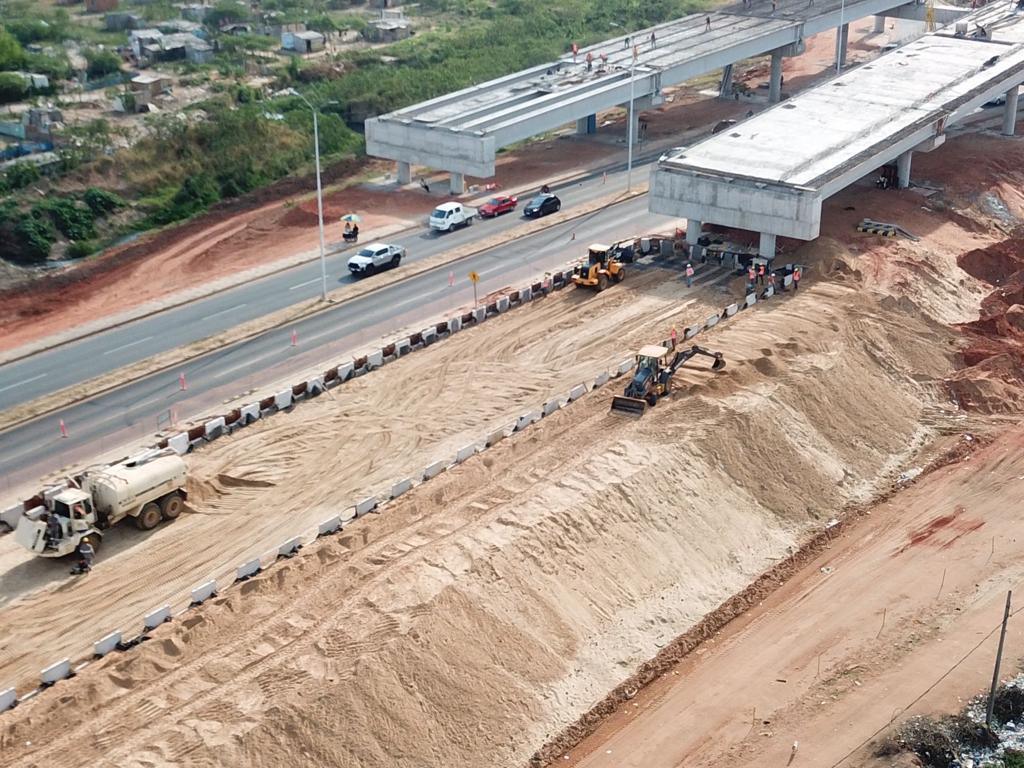 Aérea de la rampa de acceso con el viaducto en montaje