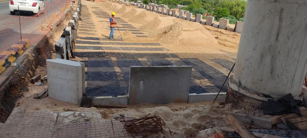 El muro junto a la pila, con la cuadrilla trabajando