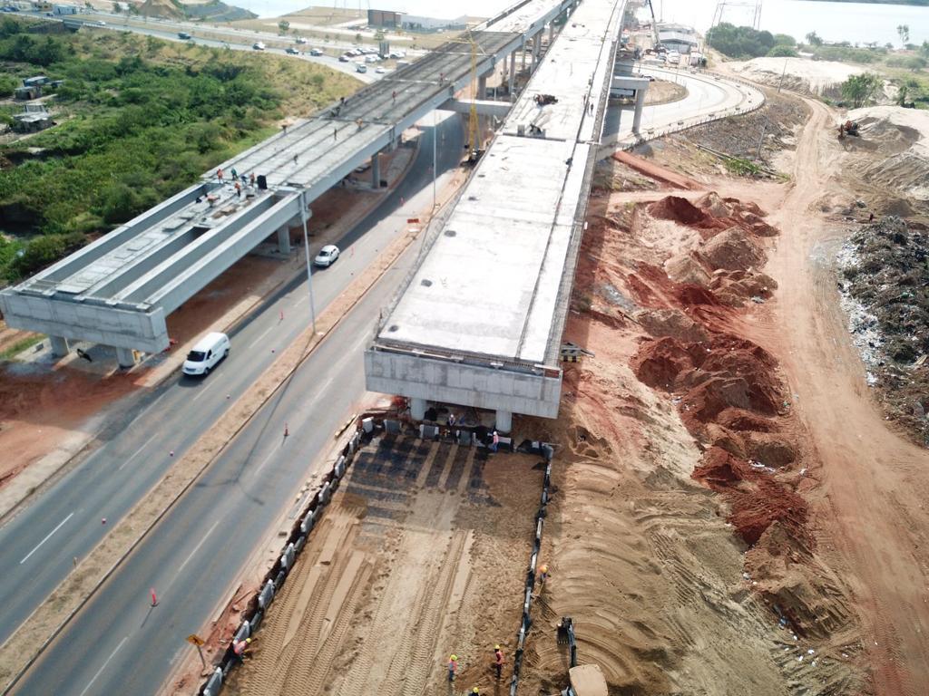 Aérea del viaducto en montaje sobre la rampa, con tránsito