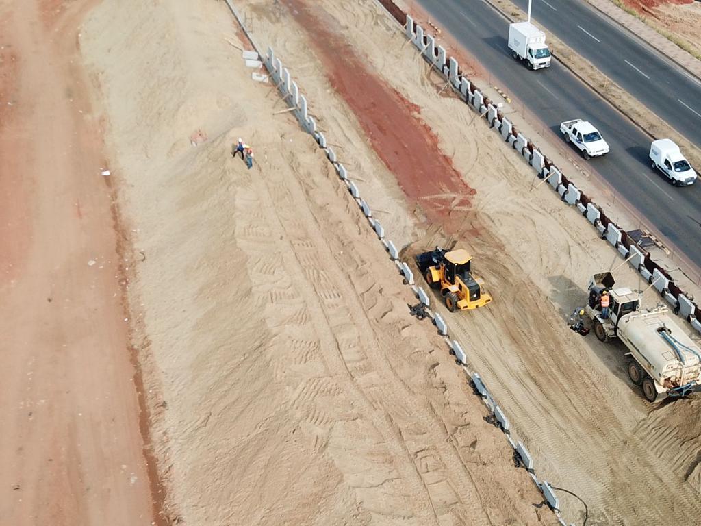 Aérea del muro con las máquinas trabajando al pie