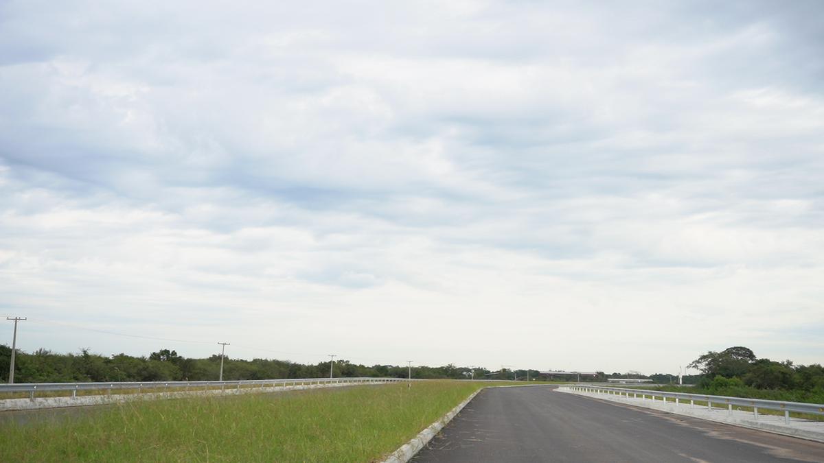 La ruta terminada con las banquinas tratadas