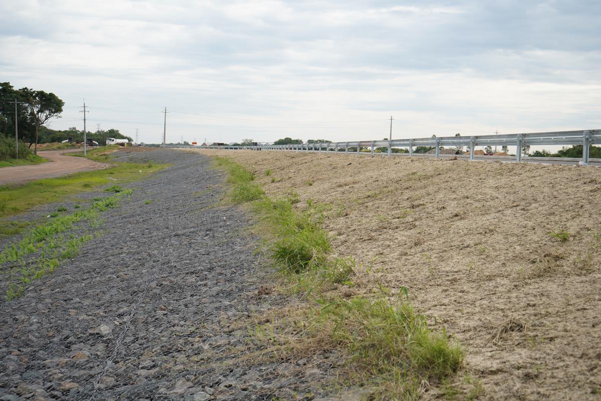 La cuneta y el talud tratado, con el viaducto al fondo