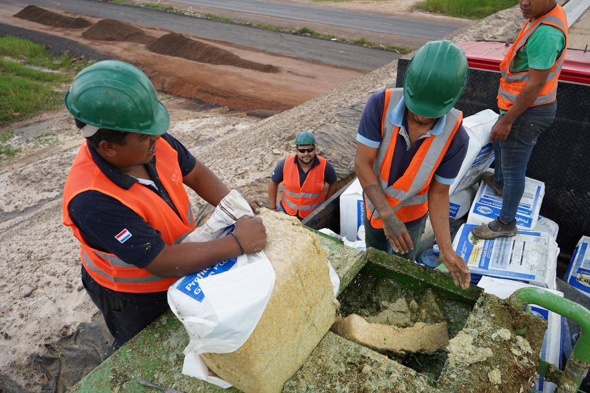 Operario recorriendo la cuneta con el talud ya tratado