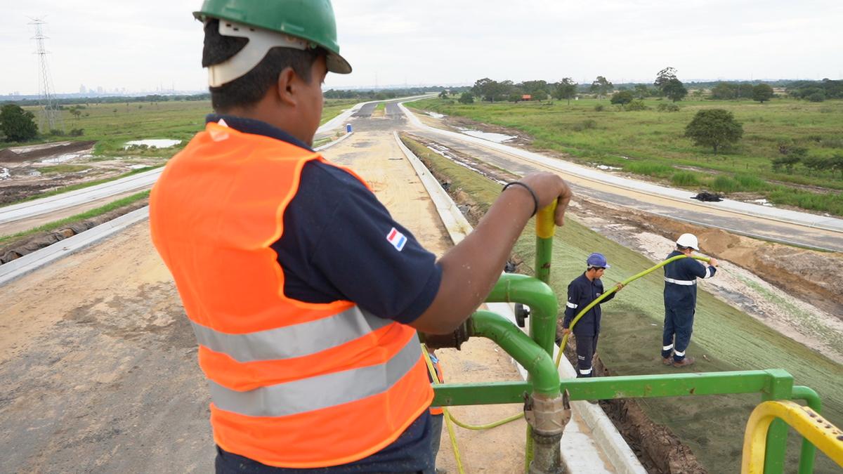 Operario aplicando con la manguera sobre el talud