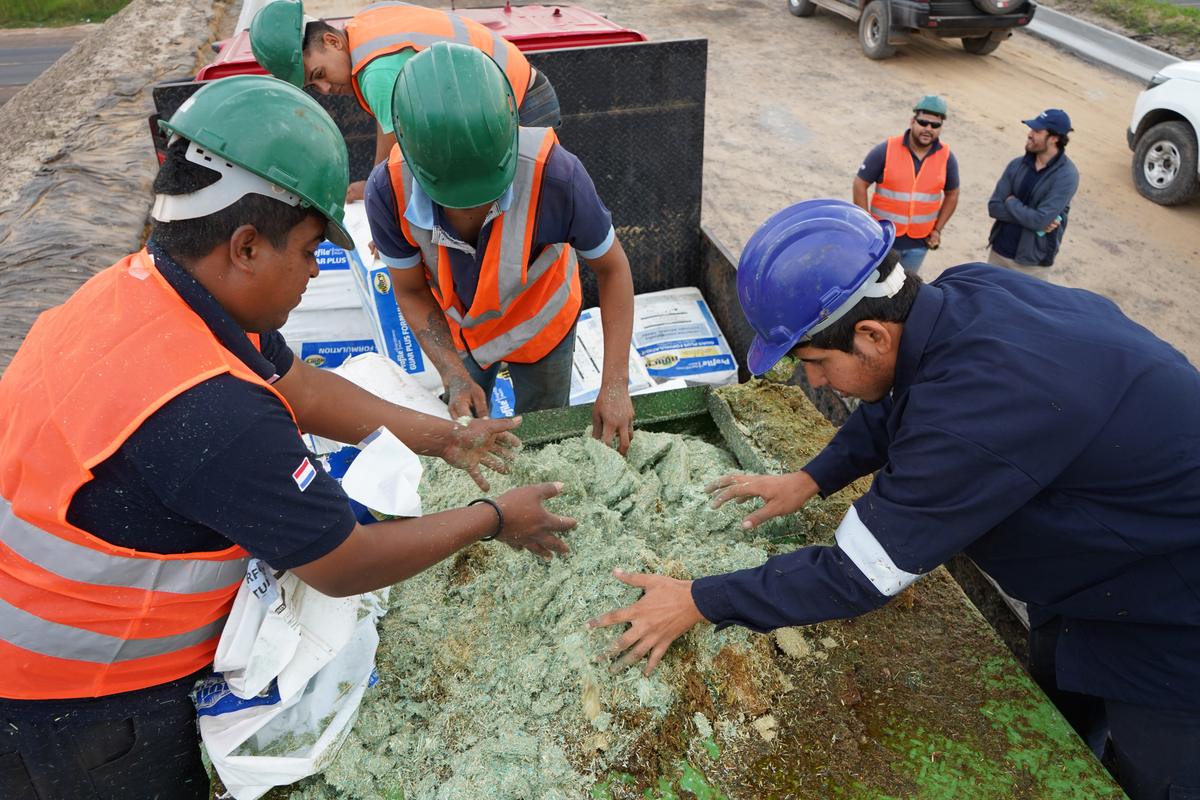 La cuadrilla trabajando el material con las manos
