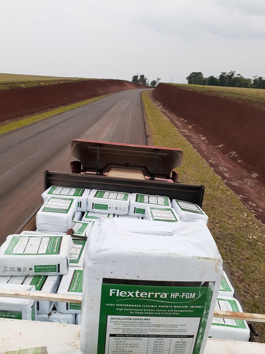 Bolsas de producto apiladas en el camión