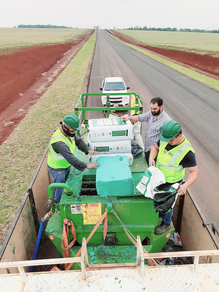 La cuadrilla cargando la hidrosembradora