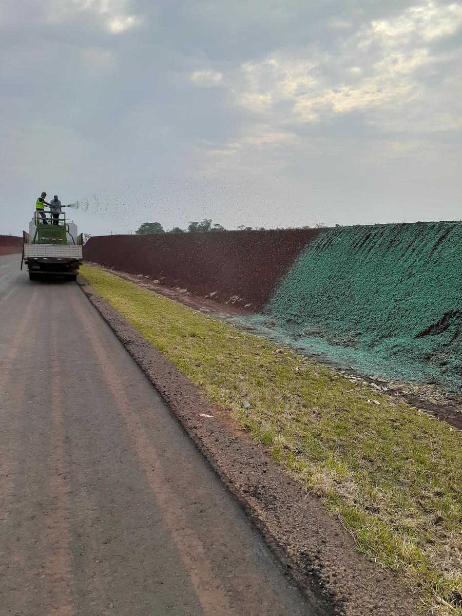 La máquina aplicando sobre el talud, en marcha
