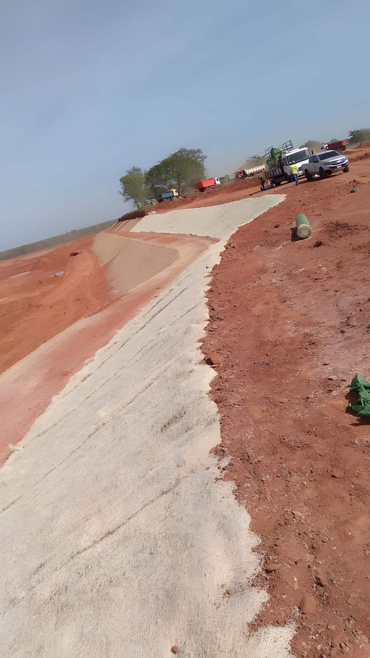 Hidromanto sobre el talud de suelo rojo