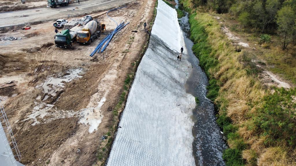El camión bombeando a lo largo del canal