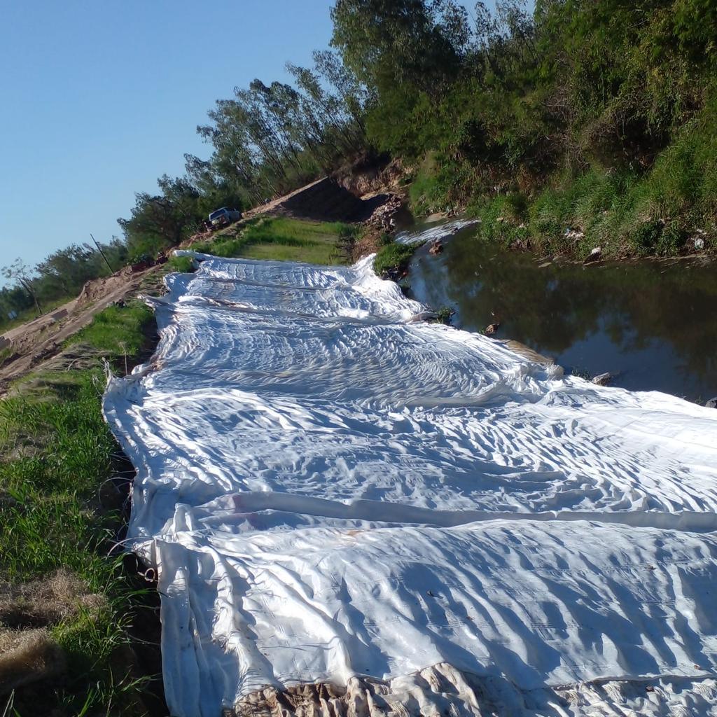La tela y el enrocado en la margen del arroyo